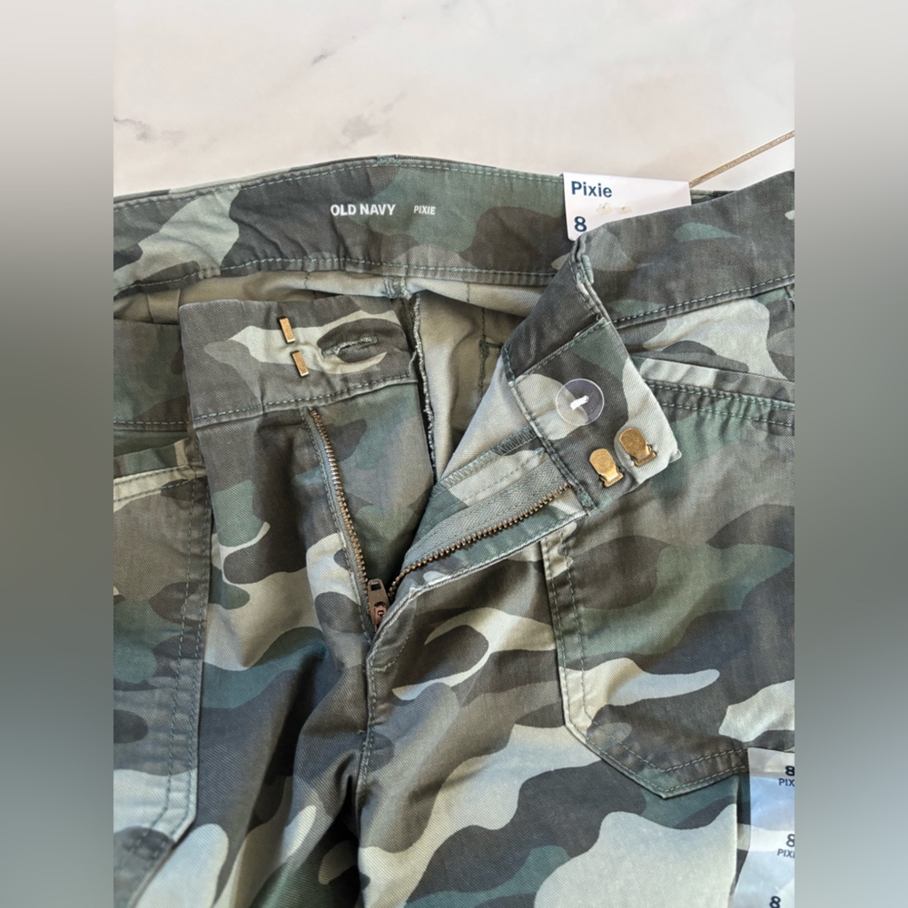 Old Navy Camouflage Ankle Pants - Picture 7 of 7